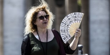 Καιρός: Ζέστη και τοπικές βροχές την Πέμπτη – Πού θα δούμε 38άρια