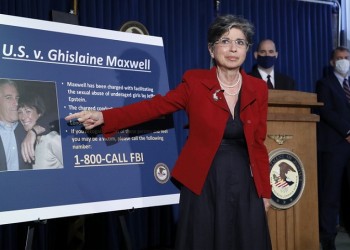 Συνελήφθη η γυναίκα που φέρεται να «τροφοδοτούσε» με ανήλικες τον Τζέφρι Επστάιν