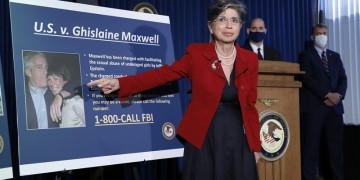 Συνελήφθη η γυναίκα που φέρεται να «τροφοδοτούσε» με ανήλικες τον Τζέφρι Επστάιν