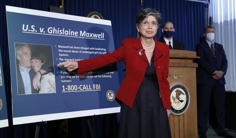 Συνελήφθη η γυναίκα που φέρεται να «τροφοδοτούσε» με ανήλικες τον Τζέφρι Επστάιν