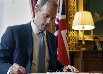 Η Βρετανία κατηγορεί τη Ρωσία ότι προσπάθησε να κλέψει το εμβόλιο για τη Covid-19