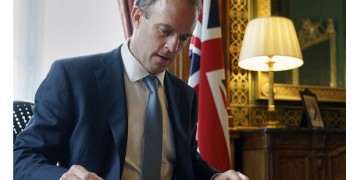 Η Βρετανία κατηγορεί τη Ρωσία ότι προσπάθησε να κλέψει το εμβόλιο για τη Covid-19