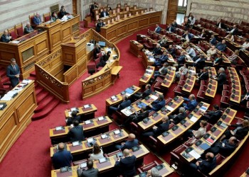 Σε τεταμένο κλίμα ψηφίζεται το νομοσχέδιο για τις συγκεντρώσεις (live)