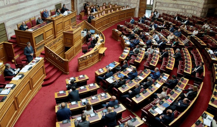 Σε τεταμένο κλίμα ψηφίζεται το νομοσχέδιο για τις συγκεντρώσεις (live)