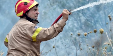 Φωτιά στον κάμπο του Μελιγαλά – Ενισχύθηκαν οι δυνάμεις