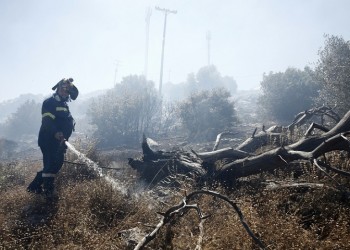 Υπό έλεγχο η φωτιά στη Βάρη (βίντεο)
