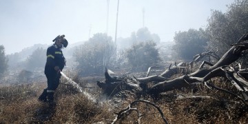 Υπό έλεγχο η φωτιά στη Βάρη (βίντεο)