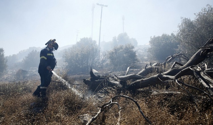 Υπό έλεγχο η φωτιά στη Βάρη (βίντεο)