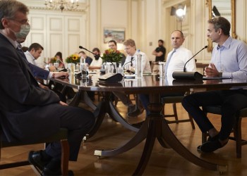 Ανησυχία για τα κρούσματα κορονοϊού – Παράθυρο Μητσοτάκη για νέα μέτρα