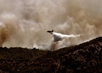 Εκτός ελέγχου η φωτιά στην Κορινθία – Νέες εκκενώσεις