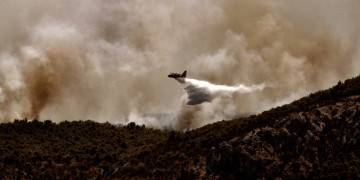 Εκτός ελέγχου η φωτιά στην Κορινθία – Νέες εκκενώσεις