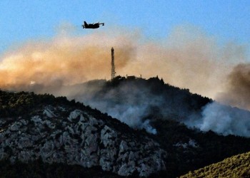 Συνεχείς αναζωπυρώσεις στη φωτιά της Κορινθίας