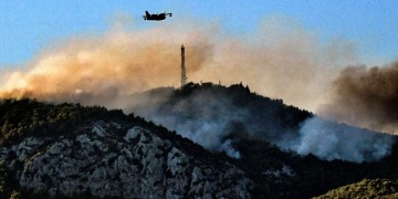 Συνεχείς αναζωπυρώσεις στη φωτιά της Κορινθίας