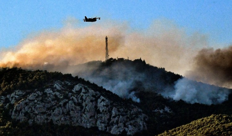 Συνεχείς αναζωπυρώσεις στη φωτιά της Κορινθίας
