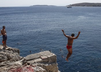 Καιρός: Λίγες βροχές και υψηλές θερμοκρασίες την Κυριακή