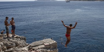 Καιρός: Λίγες βροχές και υψηλές θερμοκρασίες την Κυριακή