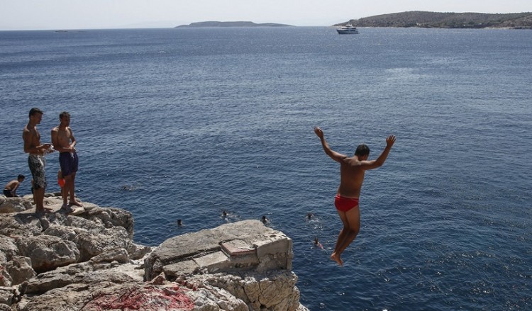 Καιρός: Λίγες βροχές και υψηλές θερμοκρασίες την Κυριακή