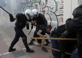 Τρεις συλλήψεις στα επεισόδια έξω από την ΑΣΟΕΕ (φωτο)