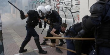 Τρεις συλλήψεις στα επεισόδια έξω από την ΑΣΟΕΕ (φωτο)