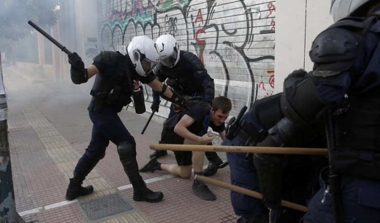 Τρεις συλλήψεις στα επεισόδια έξω από την ΑΣΟΕΕ (φωτο)