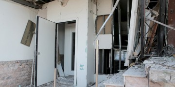 Έκρηξη βόμβας σε ναυτιλιακή στην Καστέλλα του Πειραιά (φωτο)