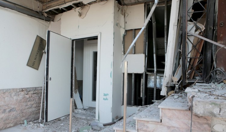 Έκρηξη βόμβας σε ναυτιλιακή στην Καστέλλα του Πειραιά (φωτο)