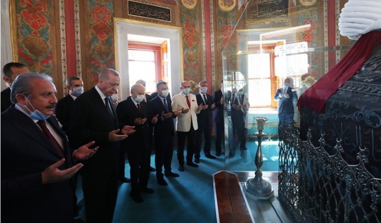 Le Figaro: Η κοσμική χώρα του Μουσταφά Κεμάλ πέρασε