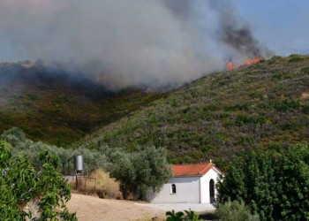 Σε εξέλιξη μεγάλη φωτιά στην Κορινθία (βίντεο) 2