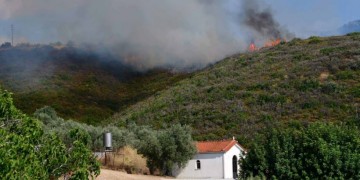 Σε εξέλιξη μεγάλη φωτιά στην Κορινθία (βίντεο) 2