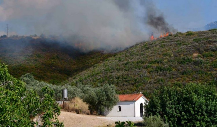 Σε εξέλιξη μεγάλη φωτιά στην Κορινθία (βίντεο) 2