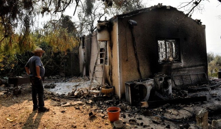 Σε ύφεση η φωτιά στην Κορινθία – Νύχτα επιφυλακής