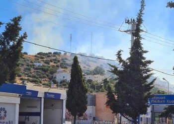 Φωτιά στη Βάρη – Εκκενώθηκαν τα Χωριά SOS (βίντεο)