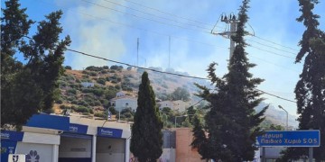 Φωτιά στη Βάρη – Εκκενώθηκαν τα Χωριά SOS (βίντεο)