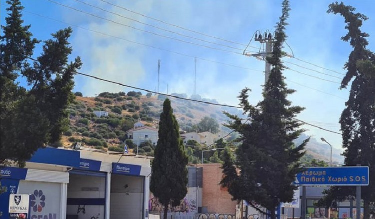 Φωτιά στη Βάρη – Εκκενώθηκαν τα Χωριά SOS (βίντεο)