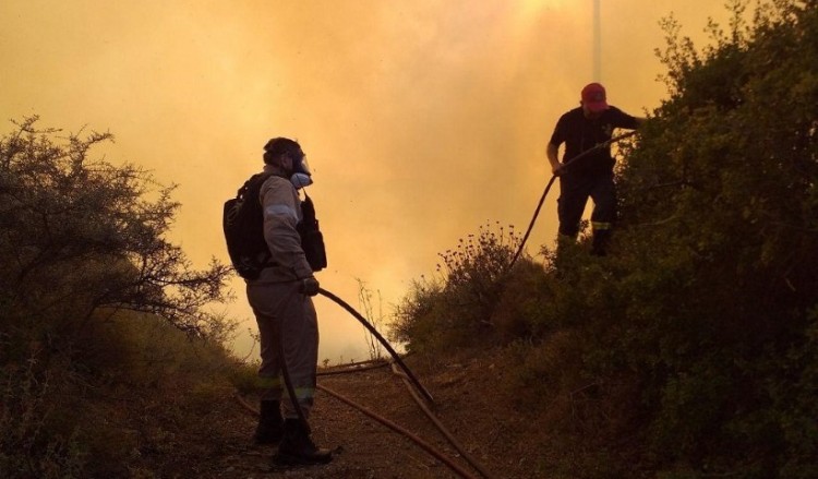 Μεγάλη φωτιά στο ΚΥΤ της Σάμου (βίντεο)
