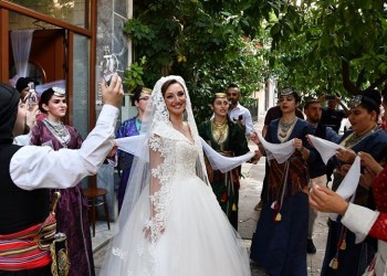 Αγία Βαρβάρα: Με λύρες, νταούλια και ποντιακές φορεσιές παρέδωσαν τη νύφη στον γαμπρό (βίντεο)