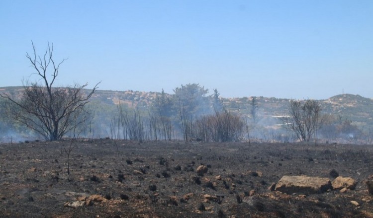 Σε ύφεση η φωτιά στις Κεραμειές Κεφαλονιάς