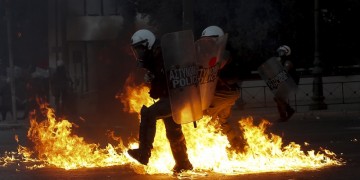 Επεισόδια σε Αθήνα και Θεσσαλονίκη στις πορείες για τις διαδηλώσεις