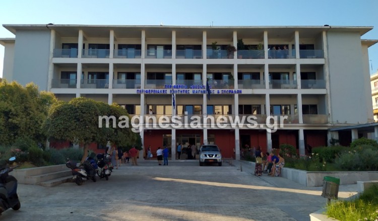 Βόμβες μολότοφ στην Περιφερειακή Ενότητα Μαγνησίας – Καταστράφηκαν αρχεία