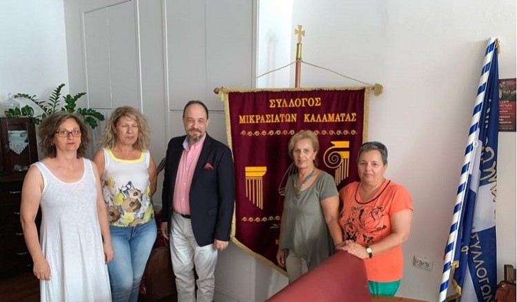 Ο πρόεδρος της Εστίας Νέας Σμύρνης στο Σύλλογο Μικρασιατών Καλαμάτας