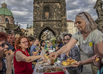 Τσεχία: Χιλιάδες άνθρωποι γιόρτασαν «το τέλος της πανδημίας» με ένα μεγάλο τραπέζι (φωτο)