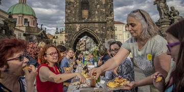 Τσεχία: Χιλιάδες άνθρωποι γιόρτασαν «το τέλος της πανδημίας» με ένα μεγάλο τραπέζι (φωτο)