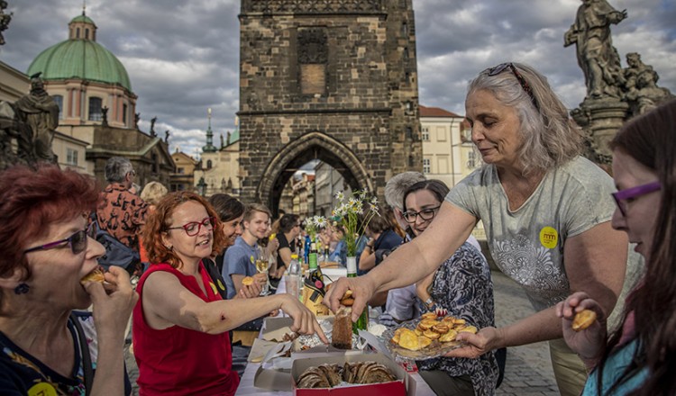Τσεχία: Χιλιάδες άνθρωποι γιόρτασαν «το τέλος της πανδημίας» με ένα μεγάλο τραπέζι (φωτο)