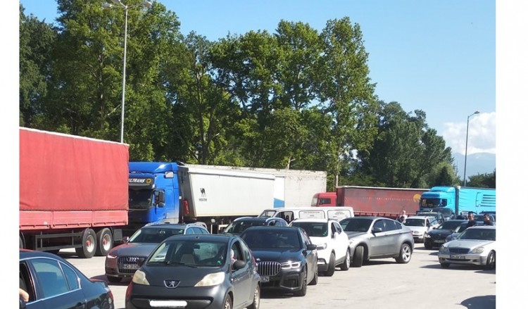 Ουρές χιλιομέτρων στον συνοριακό σταθμό Προμαχώνα – Επετράπη η είσοδος σε εγκλωβισμένους Σέρβους