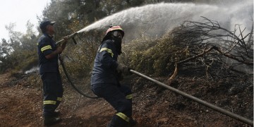 Υπό μερικό έλεγχο η φωτιά στο Πόρτο Γερμενό