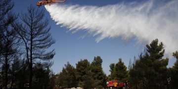 Φωτιά στην Κάρυστο: Ενισχύονται οι δυνάμεις πυρόσβεσης