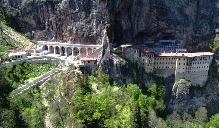 Δεκαπενταύγουστος στην Παναγία Σουμελά: «Ναι» από τον Ερντογάν, «όχι» από το Φανάρι