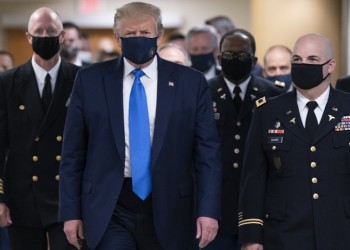 Ο Ντόναλντ Τραμπ φόρεσε για πρώτη φορά προστατευτική μάσκα σε δημόσιο χώρο