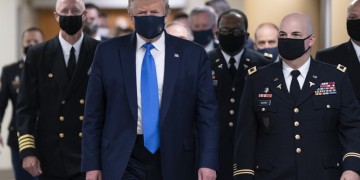 Ο Ντόναλντ Τραμπ φόρεσε για πρώτη φορά προστατευτική μάσκα σε δημόσιο χώρο