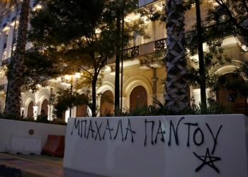 Βανδαλίστηκαν οι ζαρντινιέρες του Μεγάλου Περιπάτου (φωτο)
